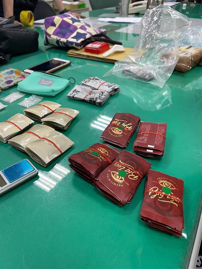 洪姓情侶入住後沒多久，一名柯姓男子開車拜訪，警方循線找到柯男，在他車上搜出139包毒品咖啡包。（高市鼓山分局提供／袁庭堯高雄傳真）