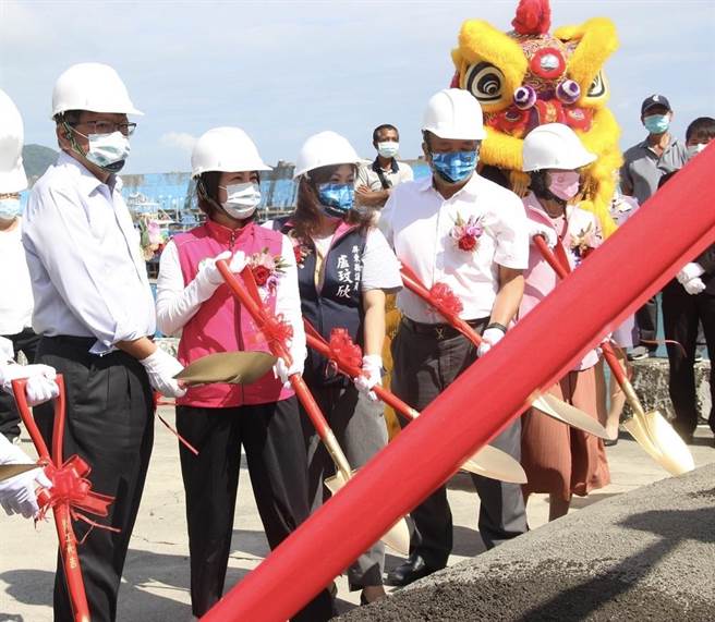 為強化興海漁港港區停泊安全，屏縣7日舉辦擴建工程動土。(屏縣府提供)
