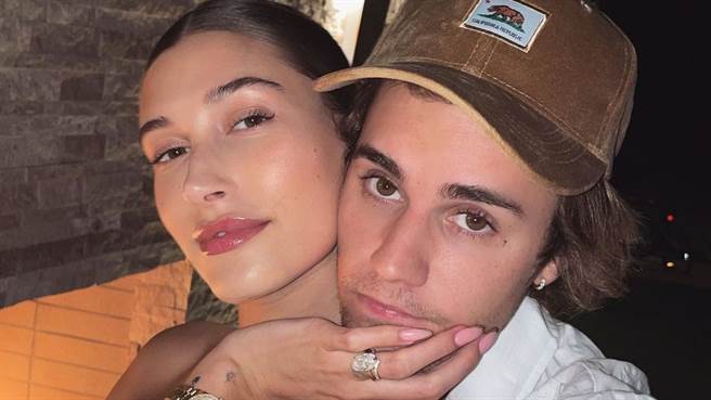 小贾斯汀和海莉日前受邀接受媒体採访时，海莉意外透露真实婚姻现况。（图／IG@haileybieber）