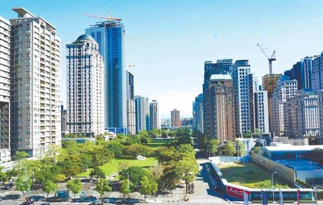 一名将满28岁的女网友月薪3万，存款160万，最近看上台南的新建案，一户总价438万。图为买房示意图。(资料照)