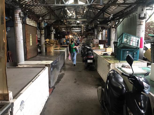 基隆和平岛市场自去年疫情爆发后，消费者大幅减少，生意冷清。（陈彩玲摄）