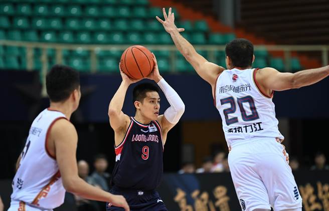 效力广州龙狮的陈盈骏(中)今天拿下生涯新高34分。(新华社)
