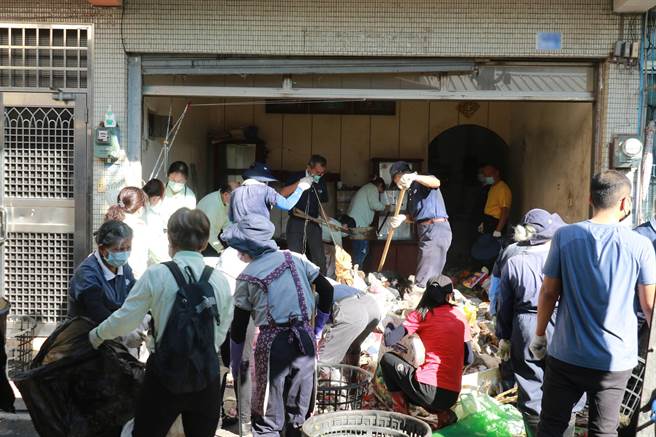 台中慈院同仁与慈济志工帮忙整理环境。（台中慈济医院提供／陈淑娥台中传真）