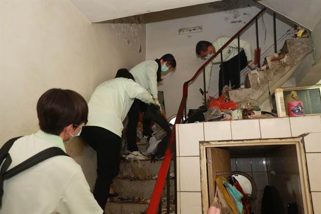 台中慈院同仁与慈济志工帮忙整理环境。（台中慈济医院提供／陈淑娥台中传真）