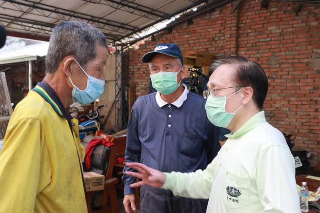 台中慈院院长简守信提醒江先生注意卫生习惯，还要他到医院做检查。（台中慈济医院提供／陈淑娥台中传真）