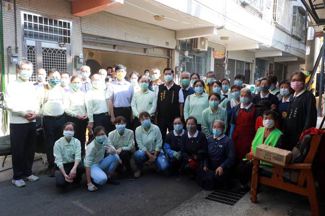 里长前来关心与医护及志工合影。（台中慈济医院提供／陈淑娥台中传真）