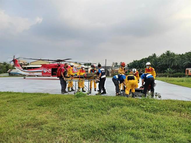 舊好茶部落再傳蜂螫，1男1女由直升機吊掛送醫。(屏縣消防局提供)