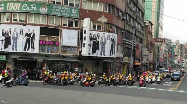 桃園市中壢區信義里長邱仁德，號召民眾組織機車隊上街宣傳1218公投。（邱仁德提供／呂筱蟬桃園傳真）