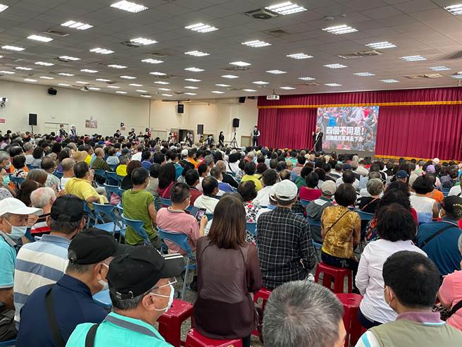 民進黨「四個不同意台灣更有力」公投說明會今（7日）下午4時許，在新北市中和區中和市民活動中心登場。（葉書宏攝）