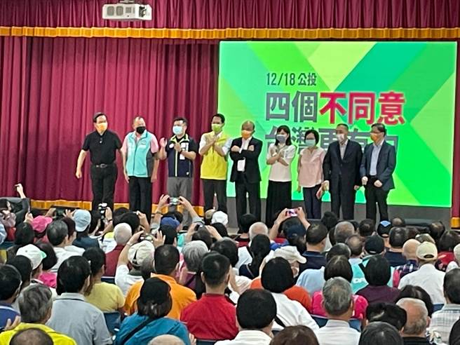 民進黨「四個不同意台灣更有力」公投說明會今（7日）下午4時許，在新北市中和區中和市民活動中心登場。（葉書宏攝）