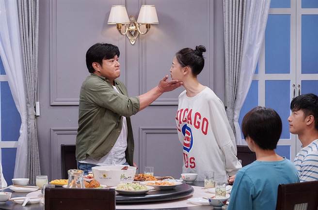 林筳谕剧中被爸爸陈文山呼巴掌。（台视提供）