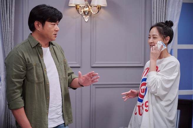 林筳谕剧中被爸爸陈文山呼巴掌后赶紧冰敷。（台视提供）