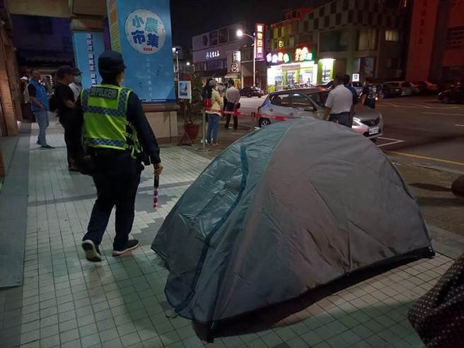 羅智強6日晚間夜宿在國民黨高雄市黨部騎樓，7日一早要到左營升旗。（圖/袁庭堯攝）
