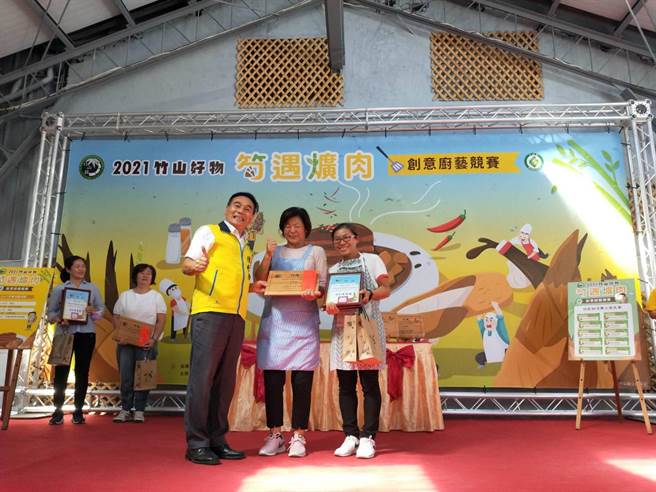 社区组得奖第1名，下坪社区发展协会获奖上台接受颁奖。（竹山镇公所提供／张妍溱南投传真）