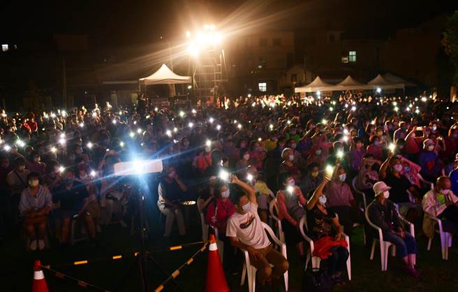 台下的觀眾打開手機閃燈，點點星海伴隨著經典老歌，讓人如癡如醉。（莊哲權攝）