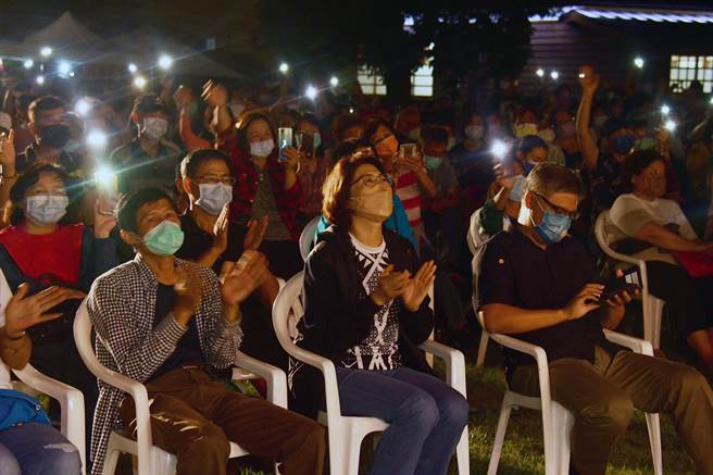 台東縣長饒慶鈴也是台下的小粉絲。（莊哲權攝）