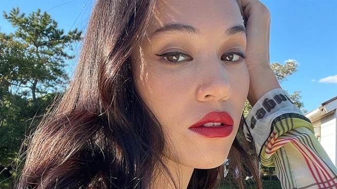 水原希子在IG上晒出一系列火辣穿搭，秀出惹火好身材。（图／IG@i_am_kiko）