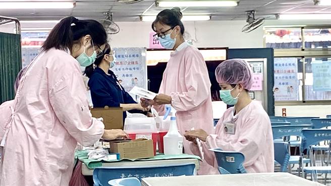 台中市府為民眾施打疫苗，衛生局統計到7日第一劑接種人數215萬8653人，全人口涵蓋率達76.65％。（盧金足攝）