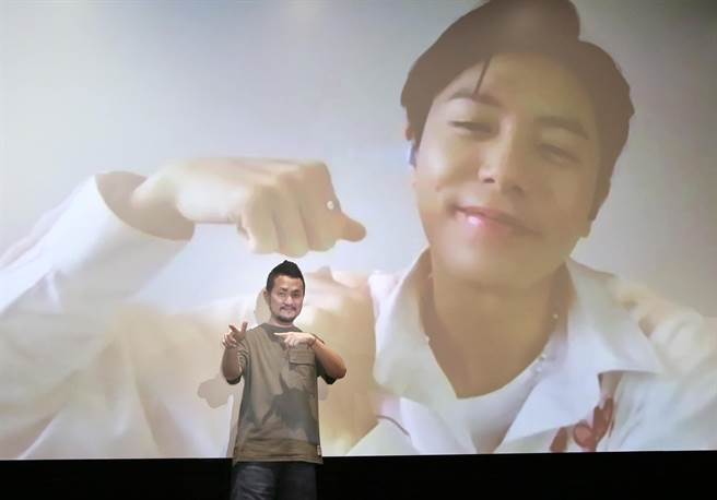 韋禮安與導演九把刀視訊連線分享創作過程。（陳俊吉攝）