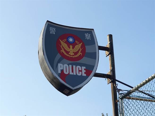 警方立即聯絡線上警網支援，圍捕至板橋信義路某巷弄，警方連開4槍後吳嫌才下車就逮。（葉書宏攝）