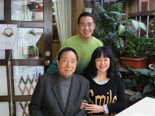 崔苔菁（右起）、与毛亮杰及毛亮杰的父亲交情深厚。（毛亮杰提供）