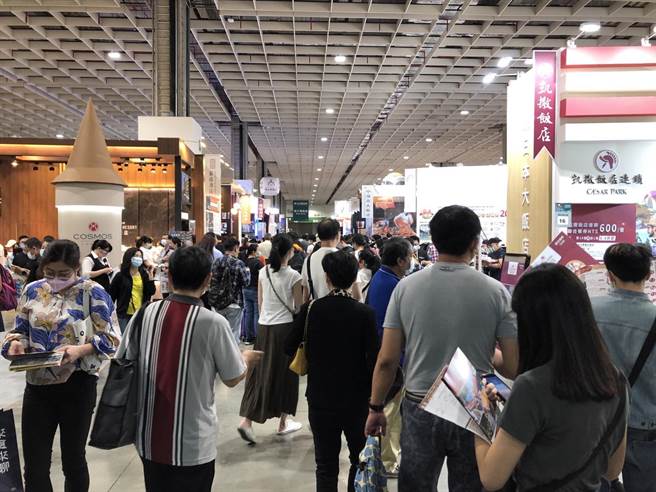 做最后业绩衝刺，多家参与台北国际旅展的饭店业者推出现场好康揽客。（黄采薇摄）