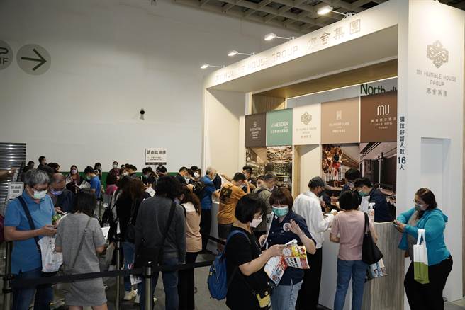 寒舍集團旗下的台北喜來登及台北寒舍艾美首度推出「十二廚及探索廚房平假日自助下午餐聯合券」，搶購人潮大排長龍。（主辦單位提供）