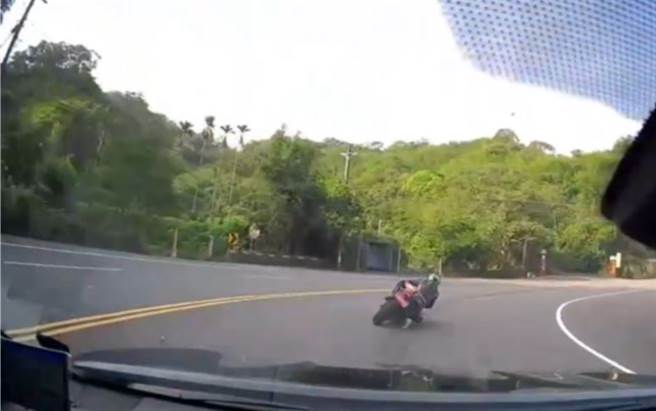 張姓重機騎士不服打行政訴訟官司，法官認為，法規無規定「壓車過彎屬於危險駕車」，判決撤銷2張罰單。（圖／翻攝畫面）