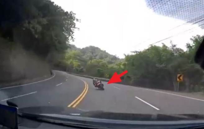 張姓重機騎士，6月間在獅潭鄉台3線118.3公里處「壓車過彎」，遭警方開立「危險駕車」與「拒絕稽查」2張罰單，共裁罰3萬8千元。（圖／翻攝畫面）