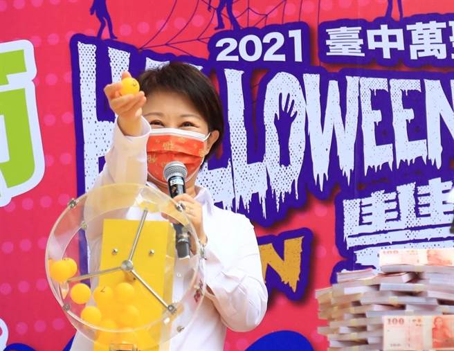 台中市長盧秀燕推動台中購物節，開跑不到30天，消費登錄金額累計到6日已突破92億元，邁向百億成績。（盧金足攝）