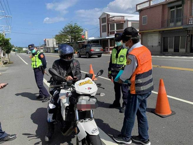杜绝噪音扰民，台东县联合稽查祭神器取缔高分贝违规 。（庄哲权翻摄）
