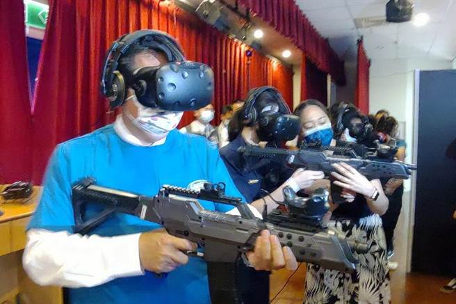 市長鄭文燦也試玩VR射擊也直呼：「好刺激！」(蔡依珍攝)