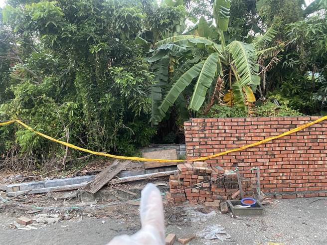 高雄市林园区工业二路旁的芭蕉园火警惊见一具男性焦尸，消防人员灭火后证实死者为90岁张姓男子，初步排除他杀嫌疑。（高市林园分局提供／袁庭尧高雄传真）