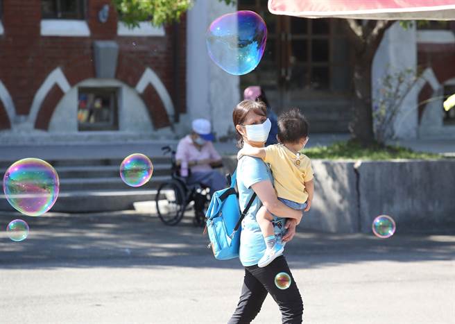 周一开始受较强东北季风影响，温度将明显转凉，民眾趁着变天前的好天气，出门享受阳光。(陈俊吉摄)