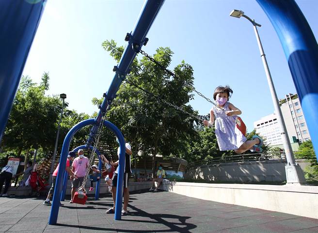 周一开始受较强东北季风影响，温度将明显转凉，民眾趁着变天前的好天气，出门享受阳光。(陈俊吉摄)