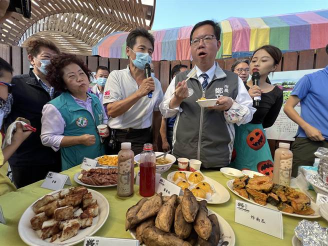 鄭文燦品嘗南瓜菜包、炸南瓜、南瓜湯圓等在地特色美食。(蔡依珍攝)