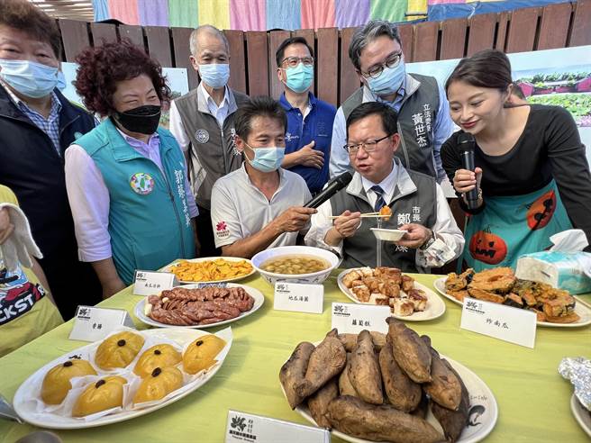鄭文燦品嘗南瓜菜包、炸南瓜、南瓜湯圓等在地特色美食。(蔡依珍攝)