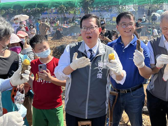 鄭文燦挖出熱騰騰的台農57號觀音地瓜當場開嗑，直讚又香又甜又棒。(蔡依珍攝)