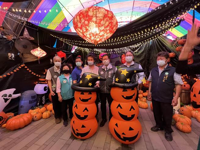 鄭文燦走訪上周狂吸2500人次的鬼屋探險。(蔡依珍攝)