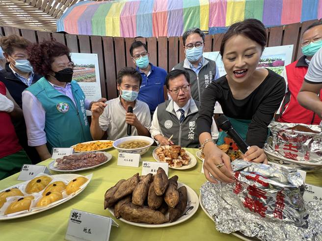 鄭文燦品嘗南瓜菜包、炸南瓜、南瓜湯圓等在地特色美食。(蔡依珍攝)