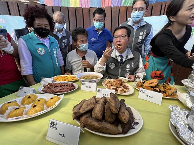 鄭文燦品嘗南瓜菜包、炸南瓜、南瓜湯圓等在地特色美食。(蔡依珍攝)