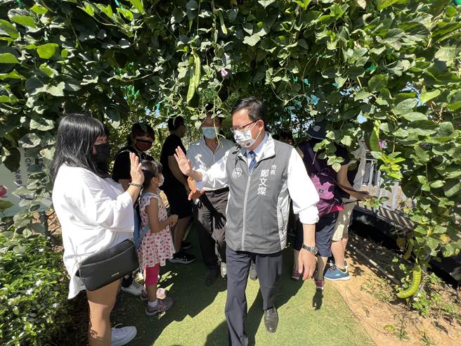 鄭文燦體驗觀音休閒農業區多元的活動樂趣。(蔡依珍攝)