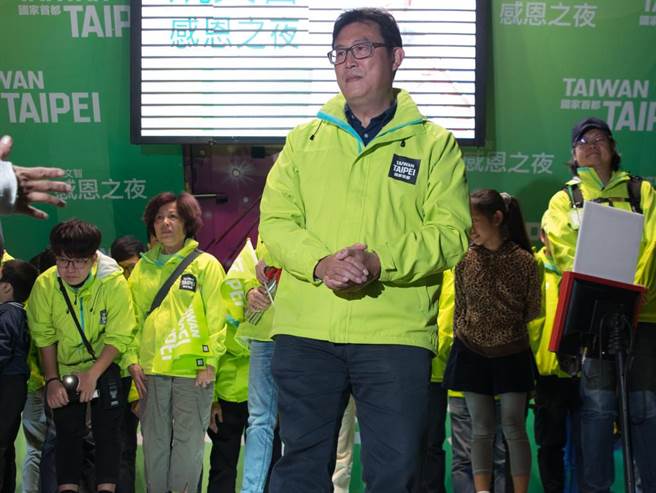 2018年竞选台北市长失利的姚文智（前）举办感恩晚会。（资料照，杜宜谙摄）