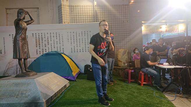 國民黨網紅戰將羅智強在台南慰安婦紀念園區夜宿開講，力挺公投全過關，獲得現場觀眾熱烈回響。（程炳璋攝）