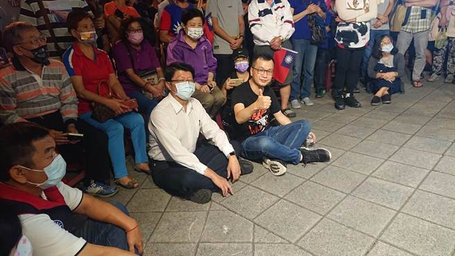 羅智強（黑衣者）在慰安婦紀念園區開講，台南市議員謝龍介（白衣者）一起相挺。（程炳璋攝）