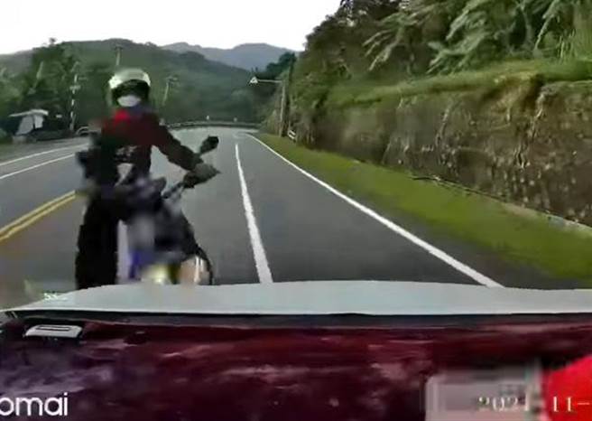 白色轿车录下对向机车「翘孤轮」失控迎面而来，车头倒楣被撞烂。（图／翻摄爆废公社公开版）

