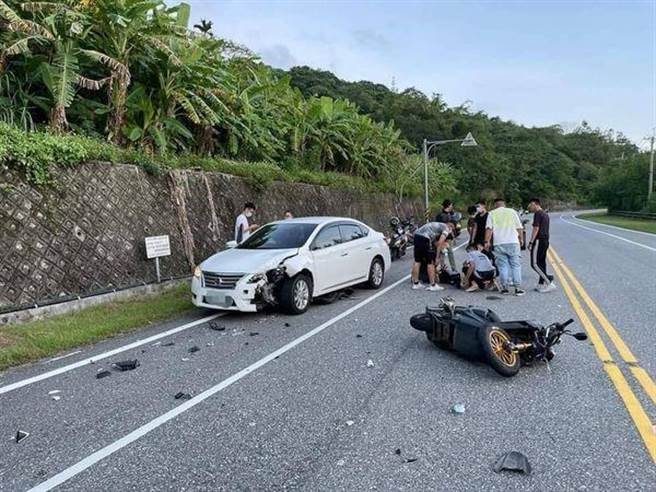 轿车的左侧车头毁损。（图／翻摄爆废公社公开版）
