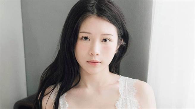 郑家纯（鸡排妹）今日在FB上晒出实验贴文，并在留言出偷藏全裸泡汤照，吸引网友目光。（图／FB@郑家纯）