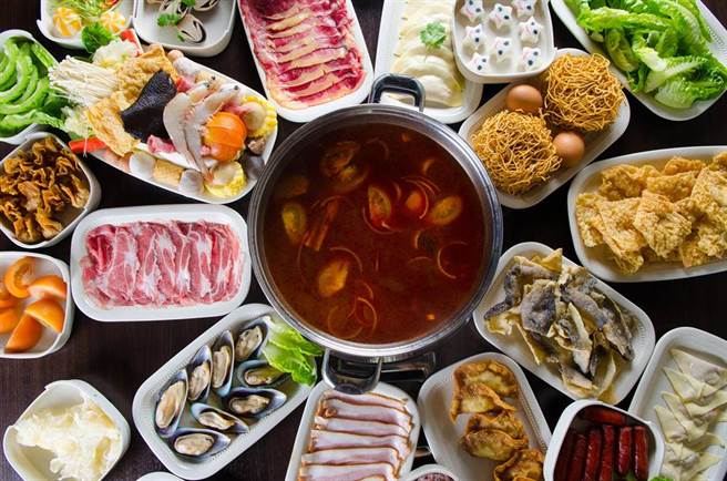 火锅料泡在汤里久煮 竟会害你胖！营养师揭吃锅3大地雷。(示意图/Shutterstock)