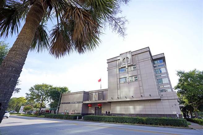 川普政府2020年7月以危害美國知識產權、美國個人信息與國家安全為由關閉了中國駐休士頓領事館（圖）。不久中國即關閉美國駐成都領事館做為報復。（圖／美聯社）